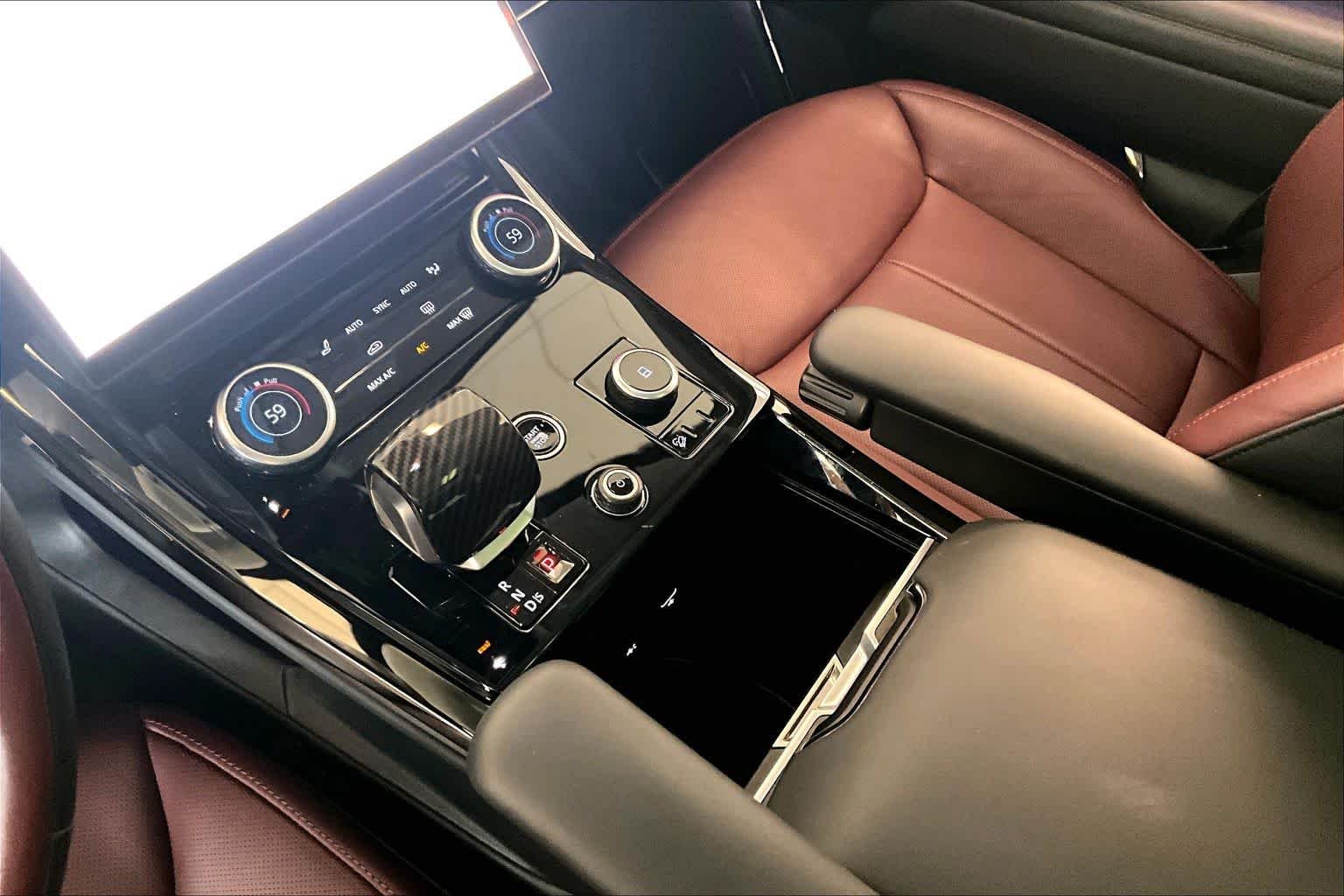 Used 2023 Fuji White Land Rover SE Dynamic image 15