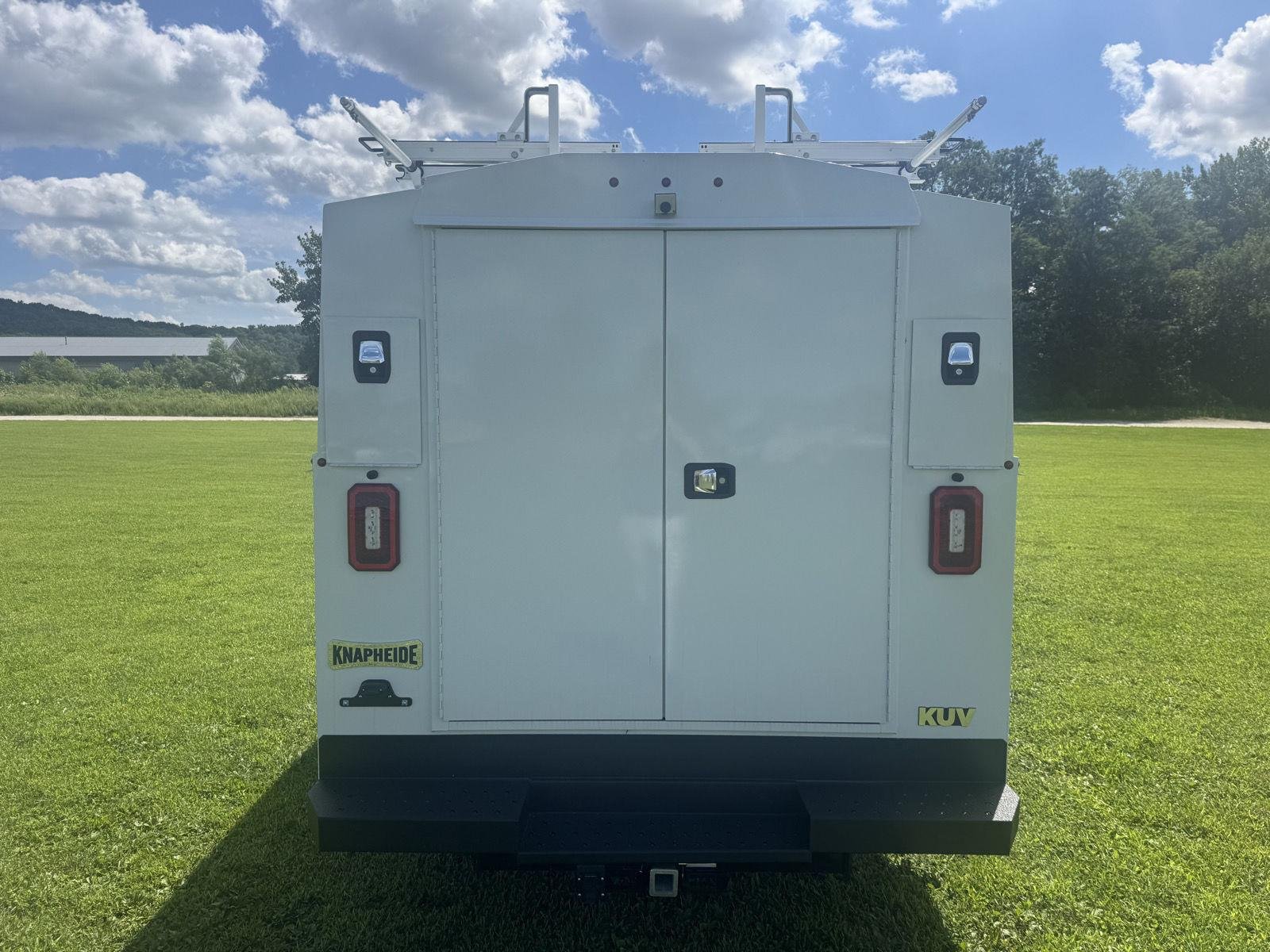 New 2027 Oxford White Ford E-350 SRW image 3