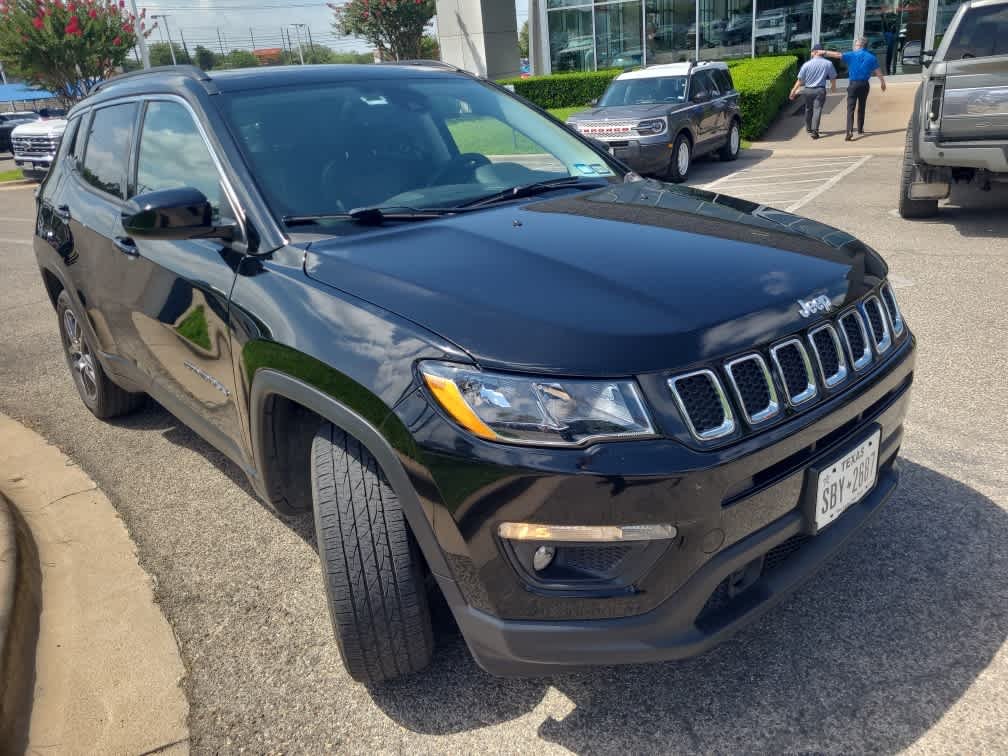 Used 2020 Diamond Black Crystal Pearlcoat Jeep Latitude w/Sun/Safety Pkg image 3