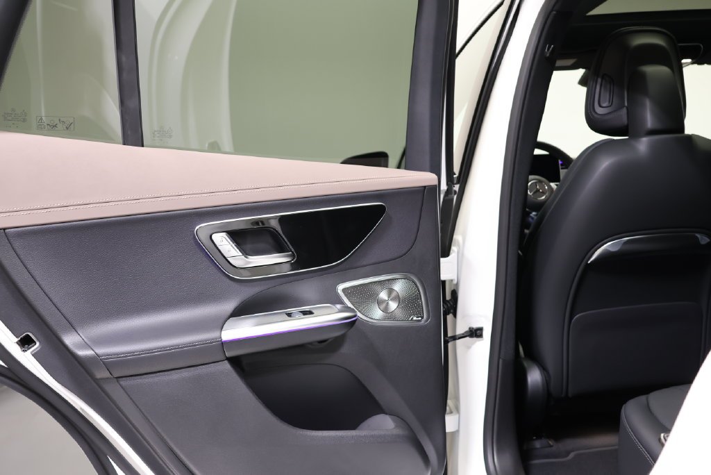 New 2027  Mercedes-Benz 320 SUV image 40