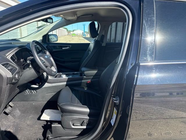 Used 2023 Black Ford SEL image 3