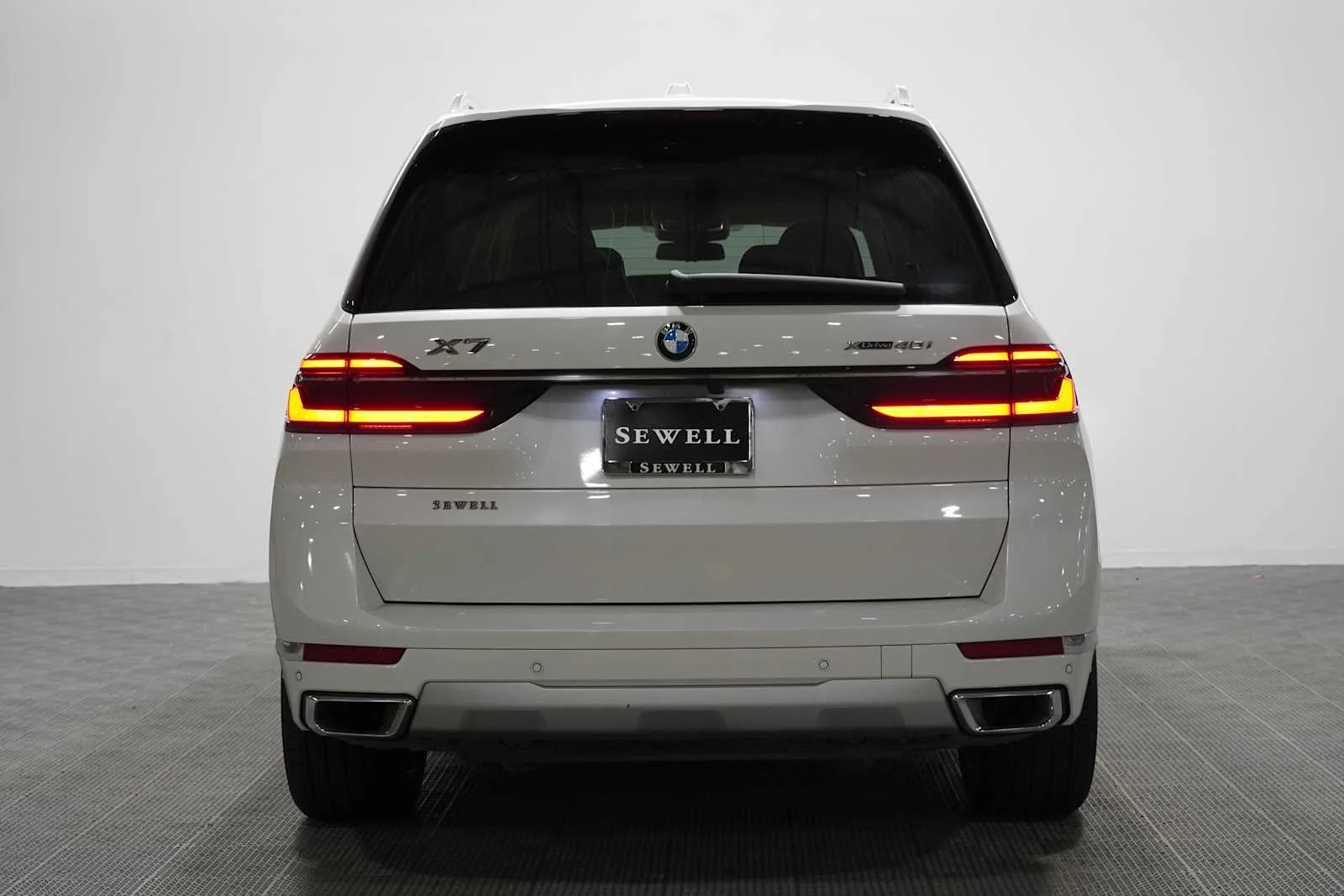 Used 2024 Mineral White Metallic BMW xDrive40i image 5