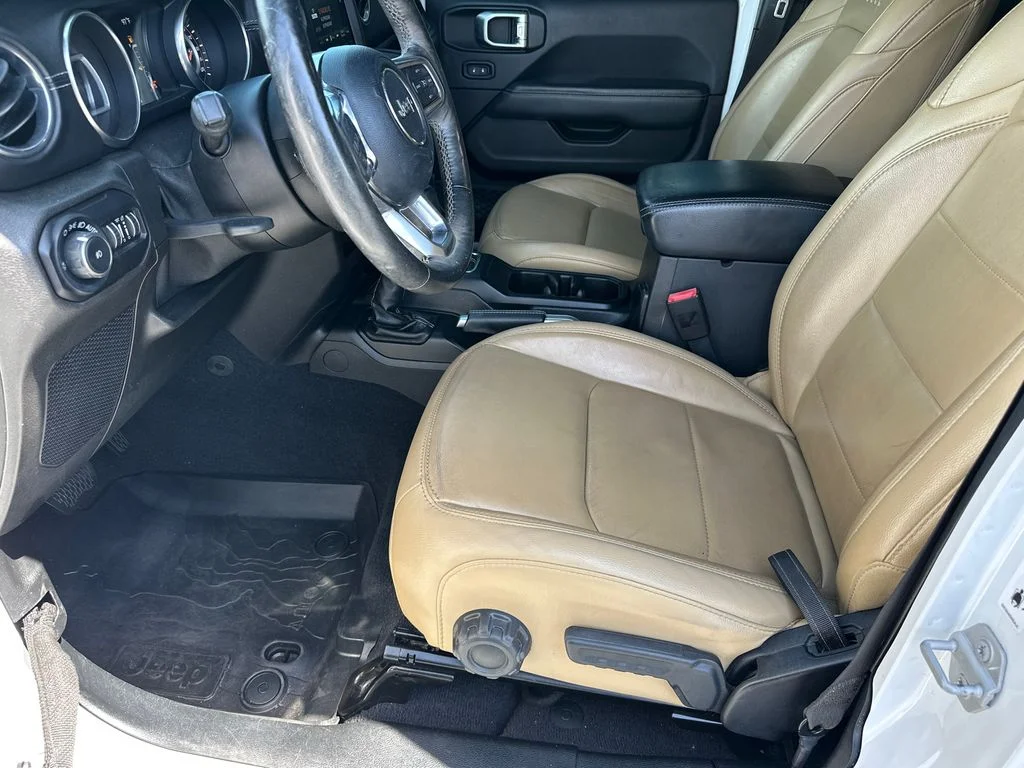 Used 2019 White Jeep Unlimited Sahara image 9