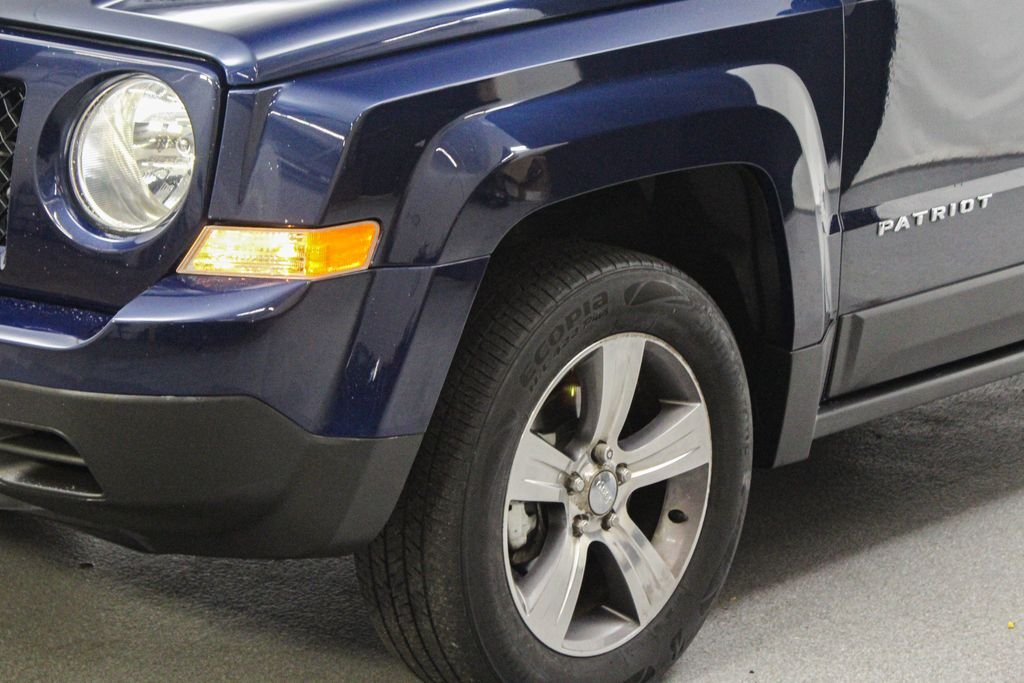 Used 2017 Blue Jeep Latitude image 5