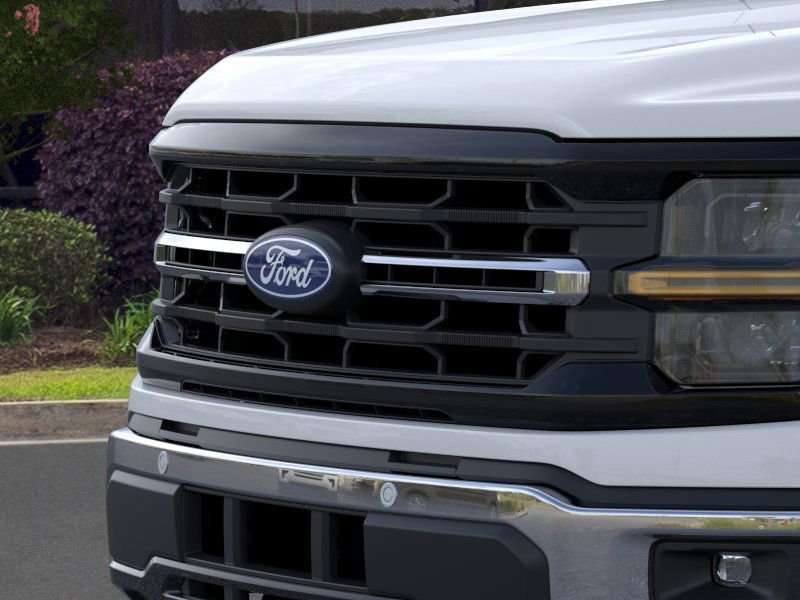 New 2025 Oxford White Ford XLT image 17