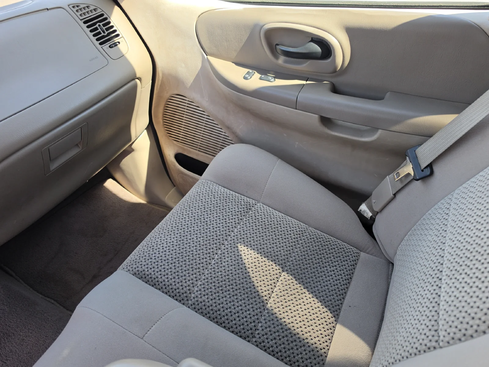 Used 2003 Red Ford  image 22