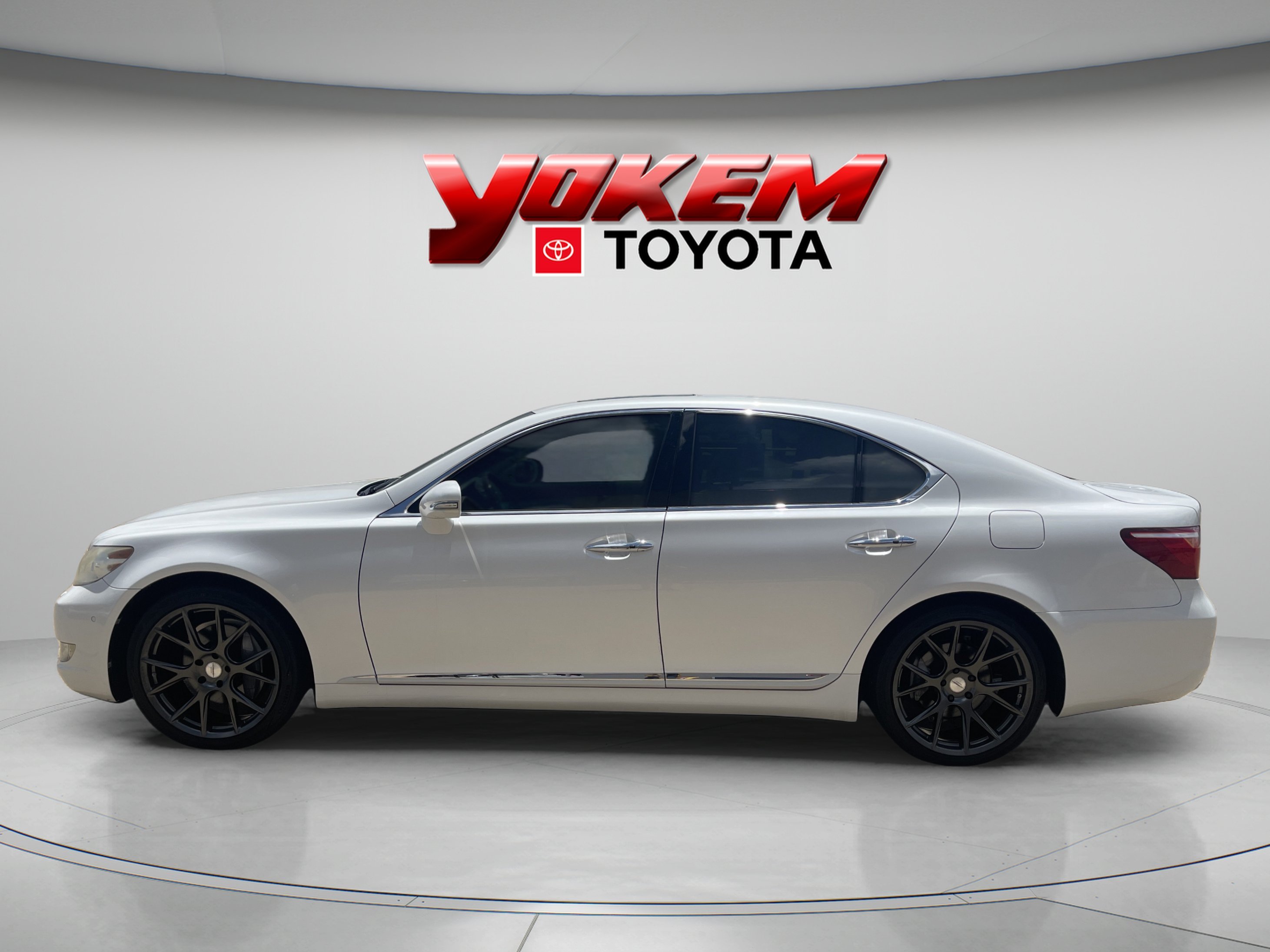 Used 2012 Starfire Pearl Lexus 4DR SDN RWD image 2
