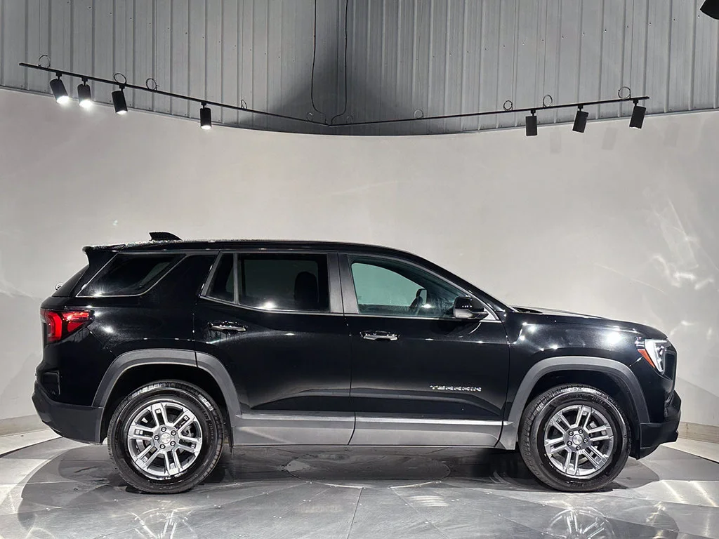 Used 2026 Ebony Twilight Metallic GMC Elevation image 10