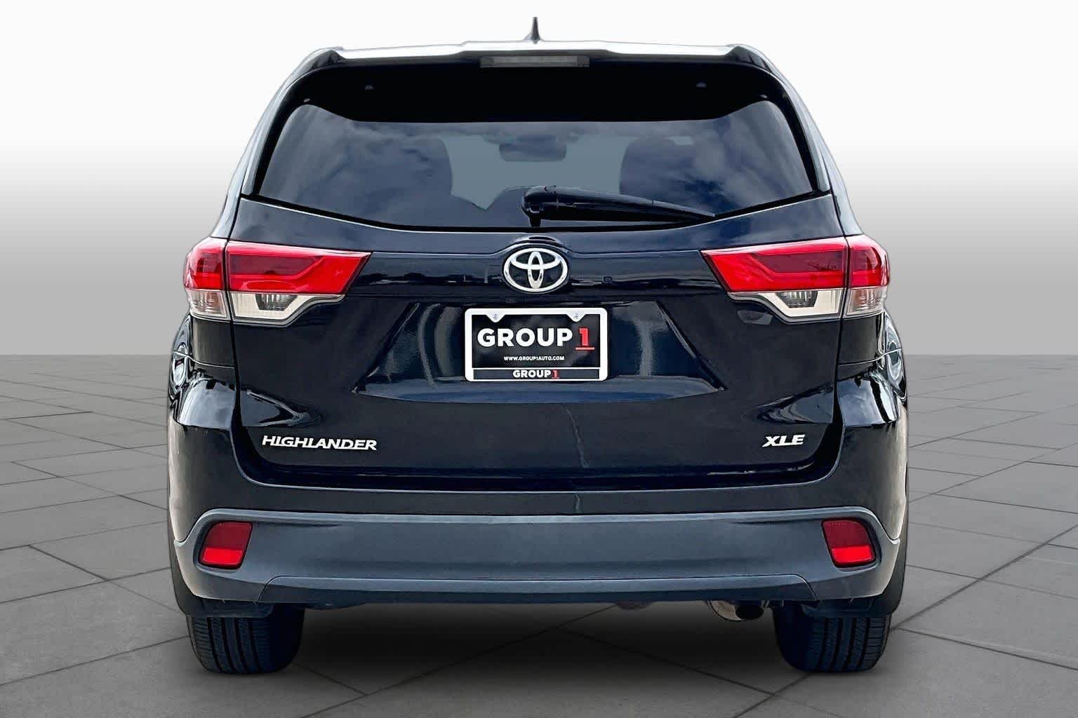 Used 2017 Midnight Black Metallic Toyota XLE image 5