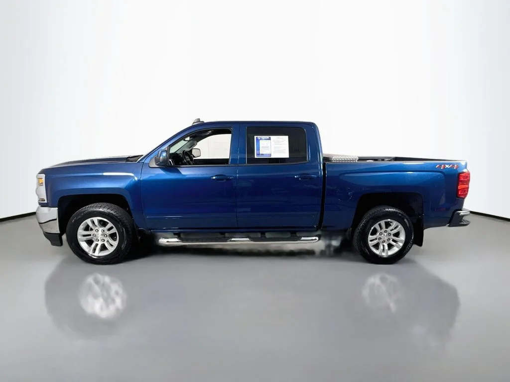 Used 2018 Deep Ocean Blue Metallic Chevrolet LT image 9
