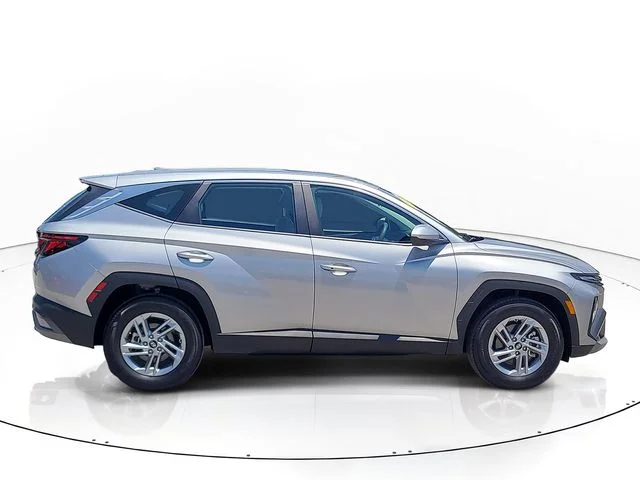 Used 2025 Silver Hyundai SE image 4