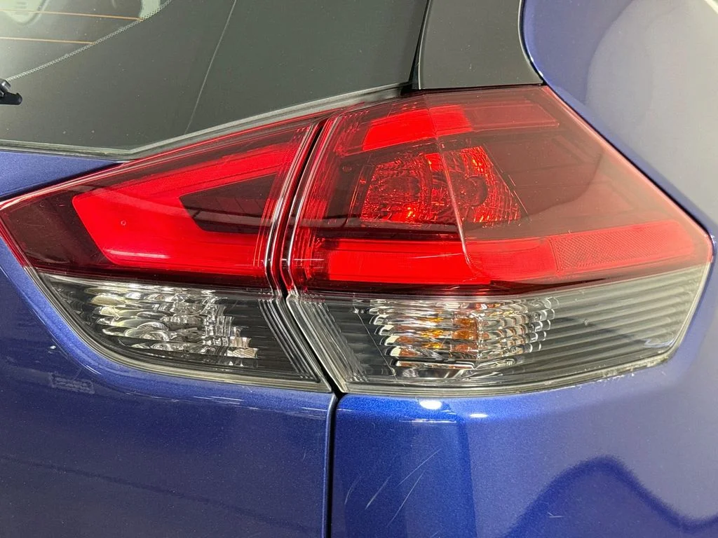 Used 2018 Blue Nissan S image 31