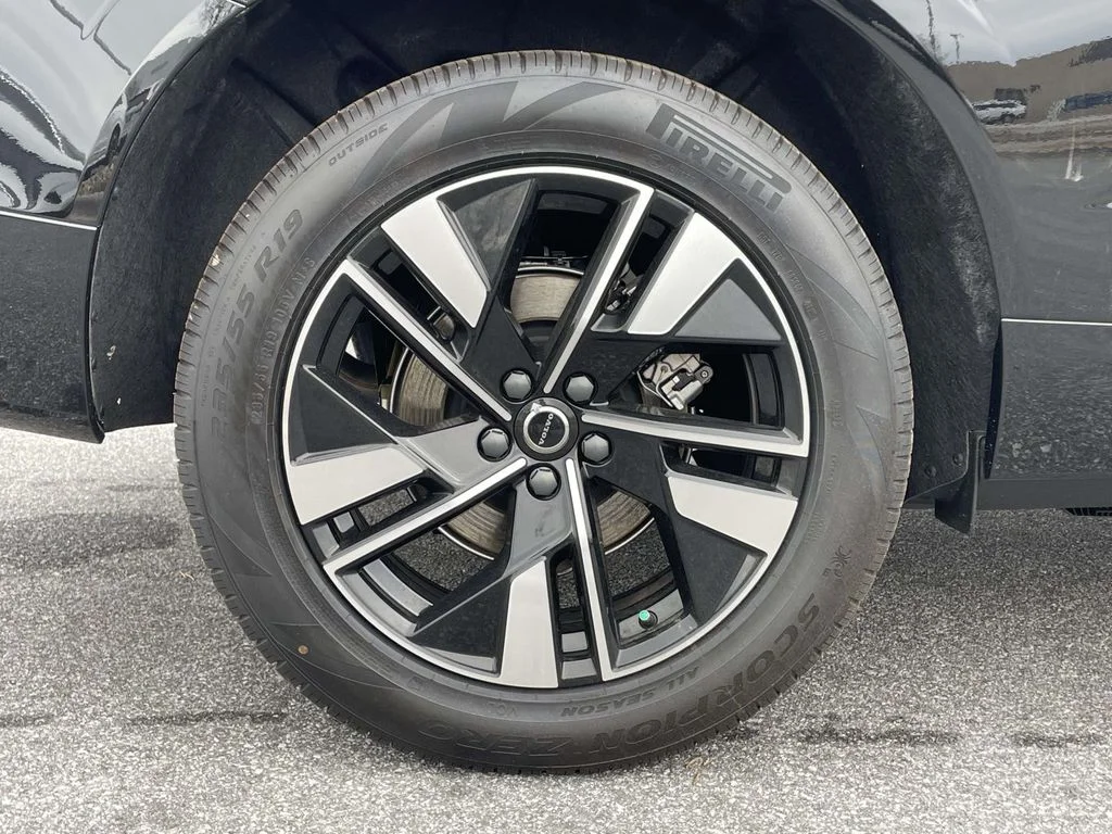 New 2026 Onyx Black Metallic Volvo Core image 31