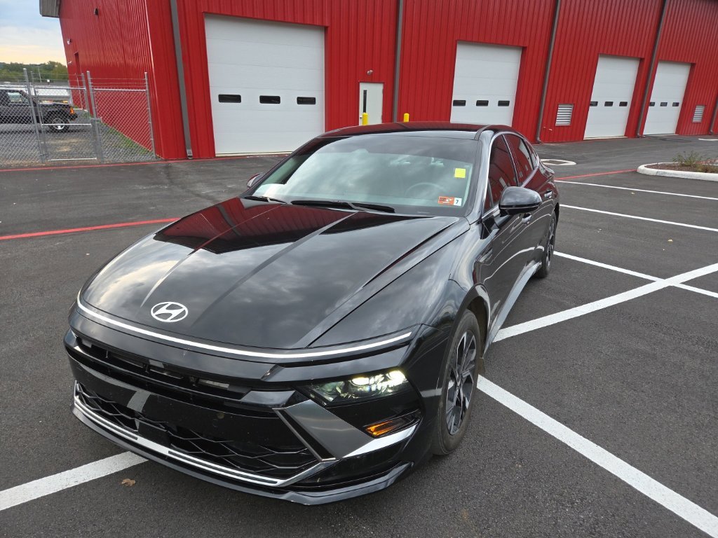 Certified Used 2025 Black Hyundai SEL image 3