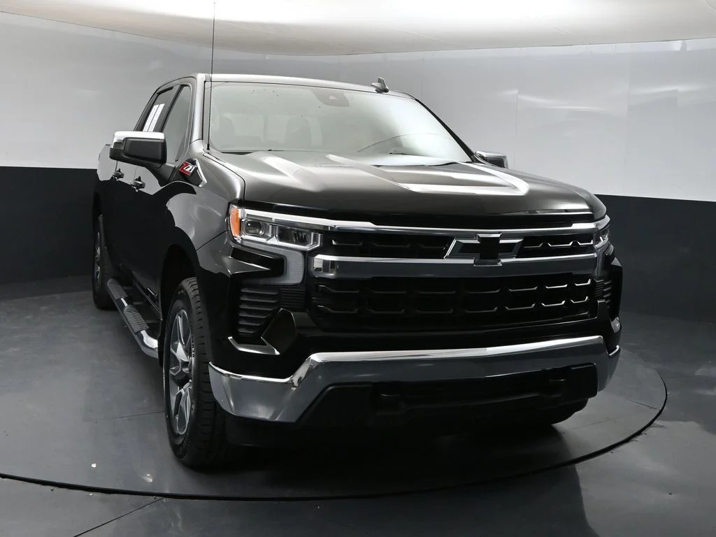 Used 2025 Black Chevrolet LT image 6