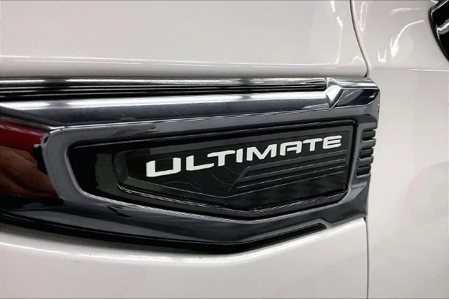 Used 2025 White Frost Tricoat GMC Denali Ultimate image 38