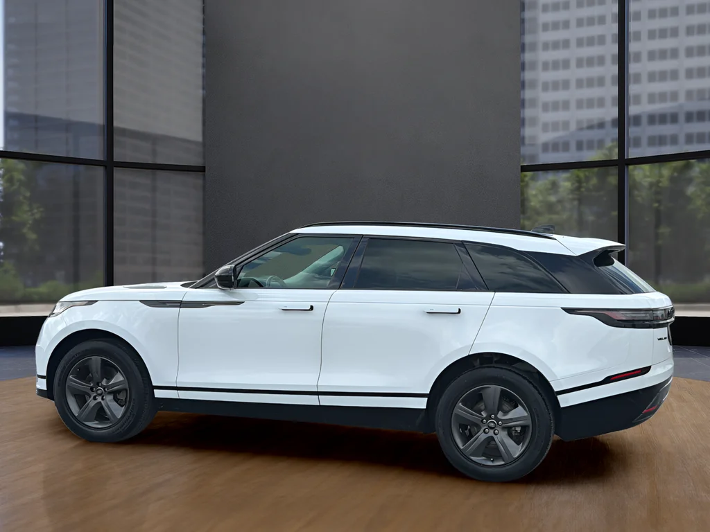 Used 2025  Land Rover Dynamic SE image 14