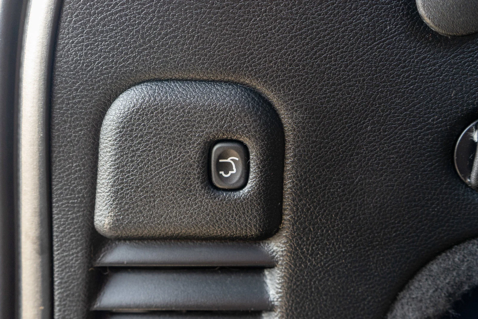Used 2020 Diamond Black Crystal Pearlcoat Jeep Overland image 10