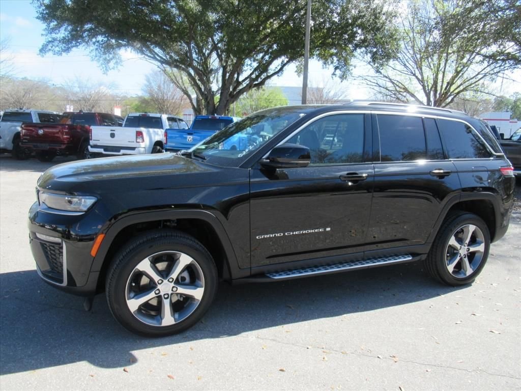 New 2026 Diamond Black Crystal Pearl-Coat Exterior Paint Jeep Limited image 4