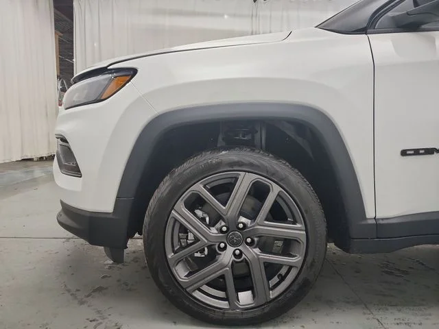 New 2026 Bright White Clear-Coat Exterior Paint Jeep Limited image 19