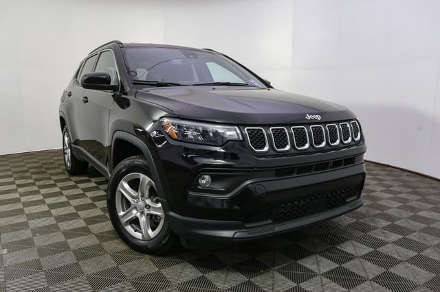 Used 2023 Black Jeep Latitude image 3