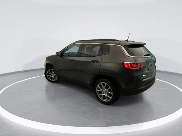 Used 2022 Gray Jeep Latitude Lux image 4