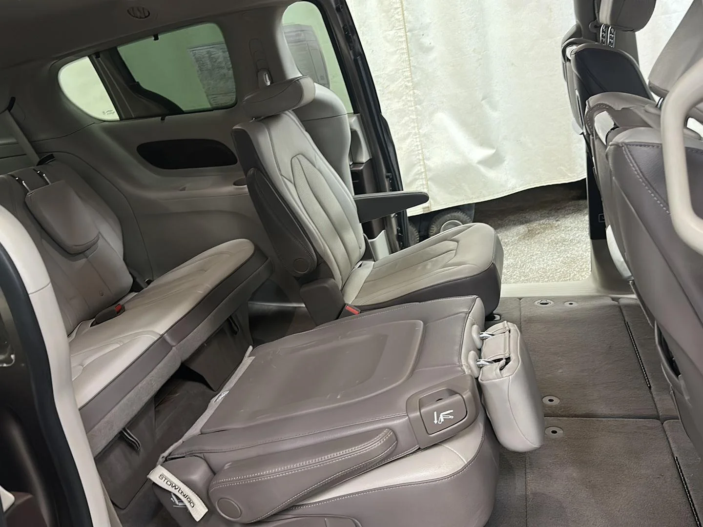 Used 2018 Molten Silver Chrysler Touring L Plus image 32