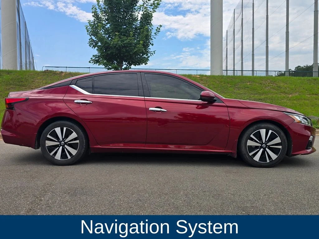 Used 2019 Red Nissan 2.5 SL image 2