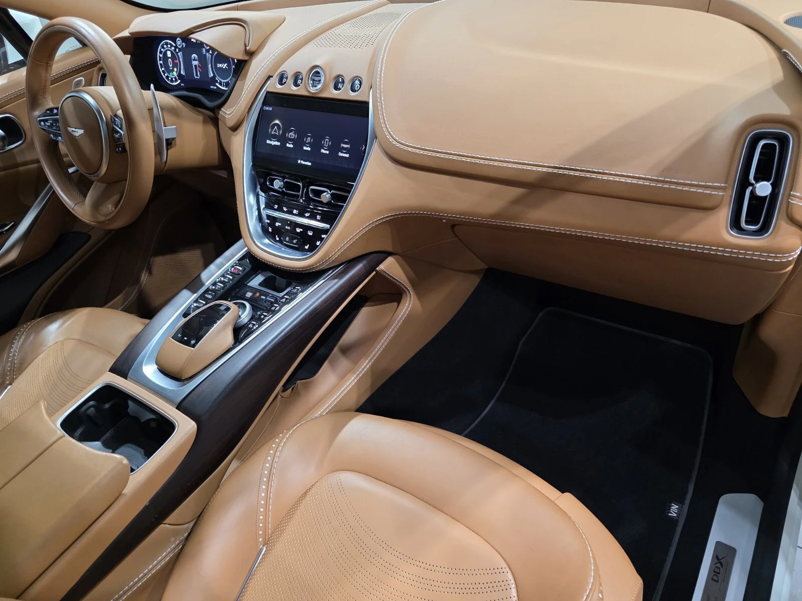 Used 2022 Stratus White Gloss Aston Martin 550 image 23