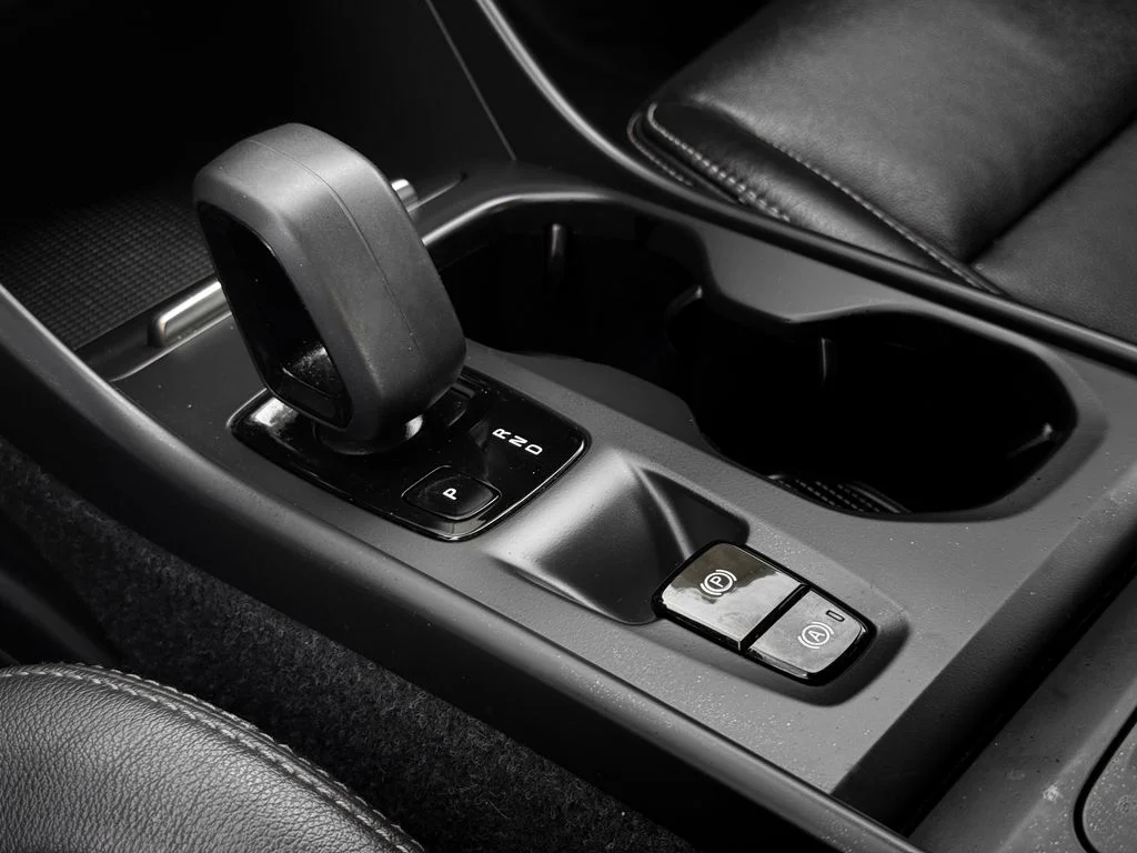 Used 2022 Black Volvo Momentum image 18