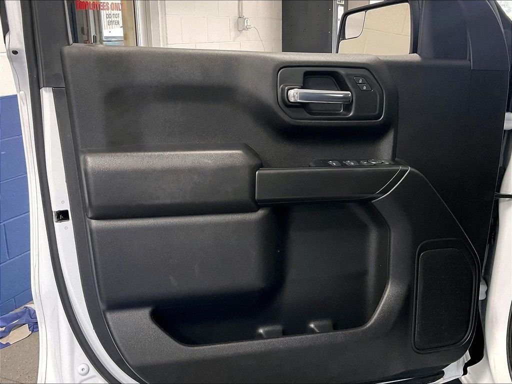 Used 2023 White Chevrolet Custom image 9