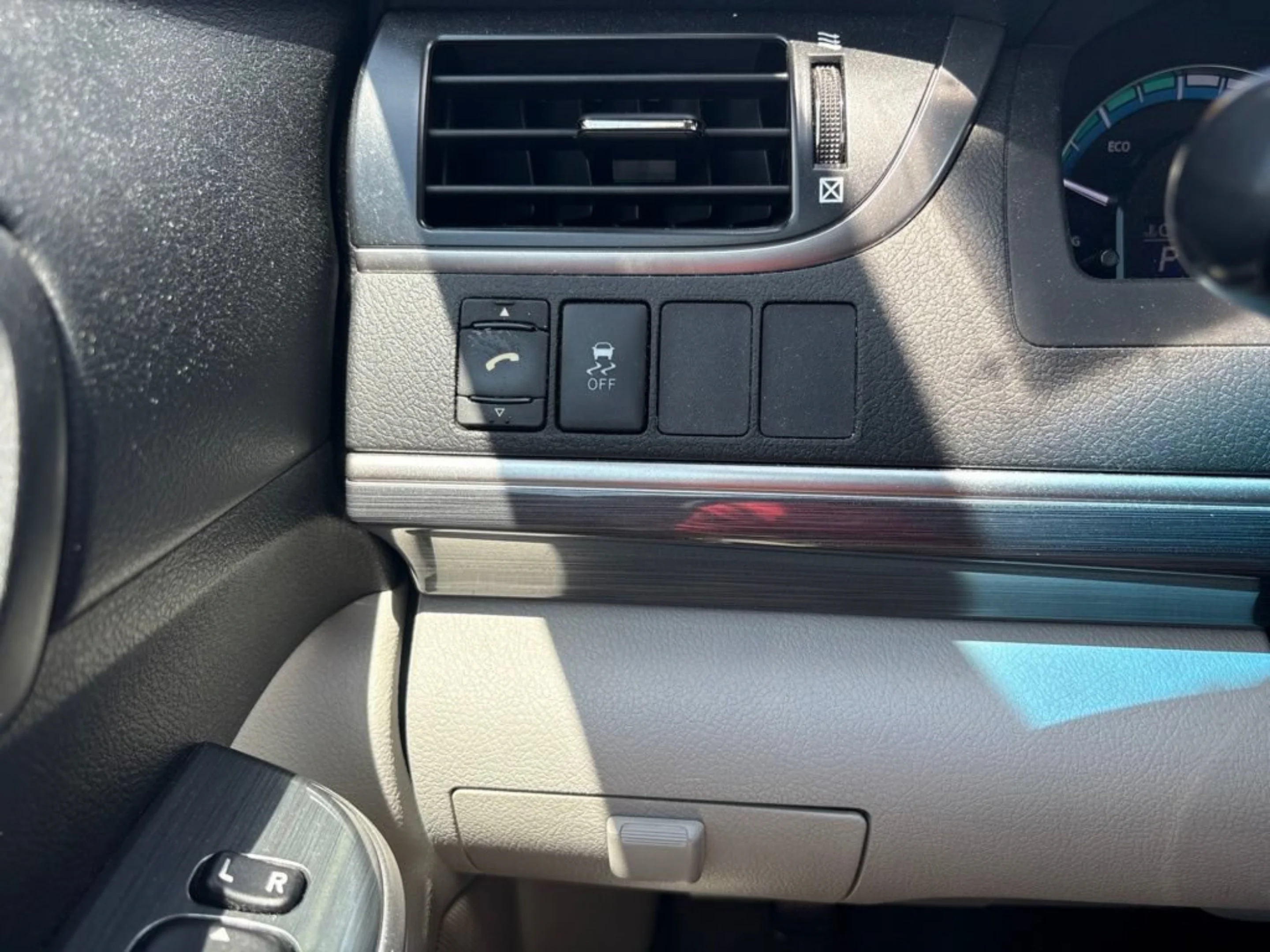 Used 2012 Super White Toyota LE image 15