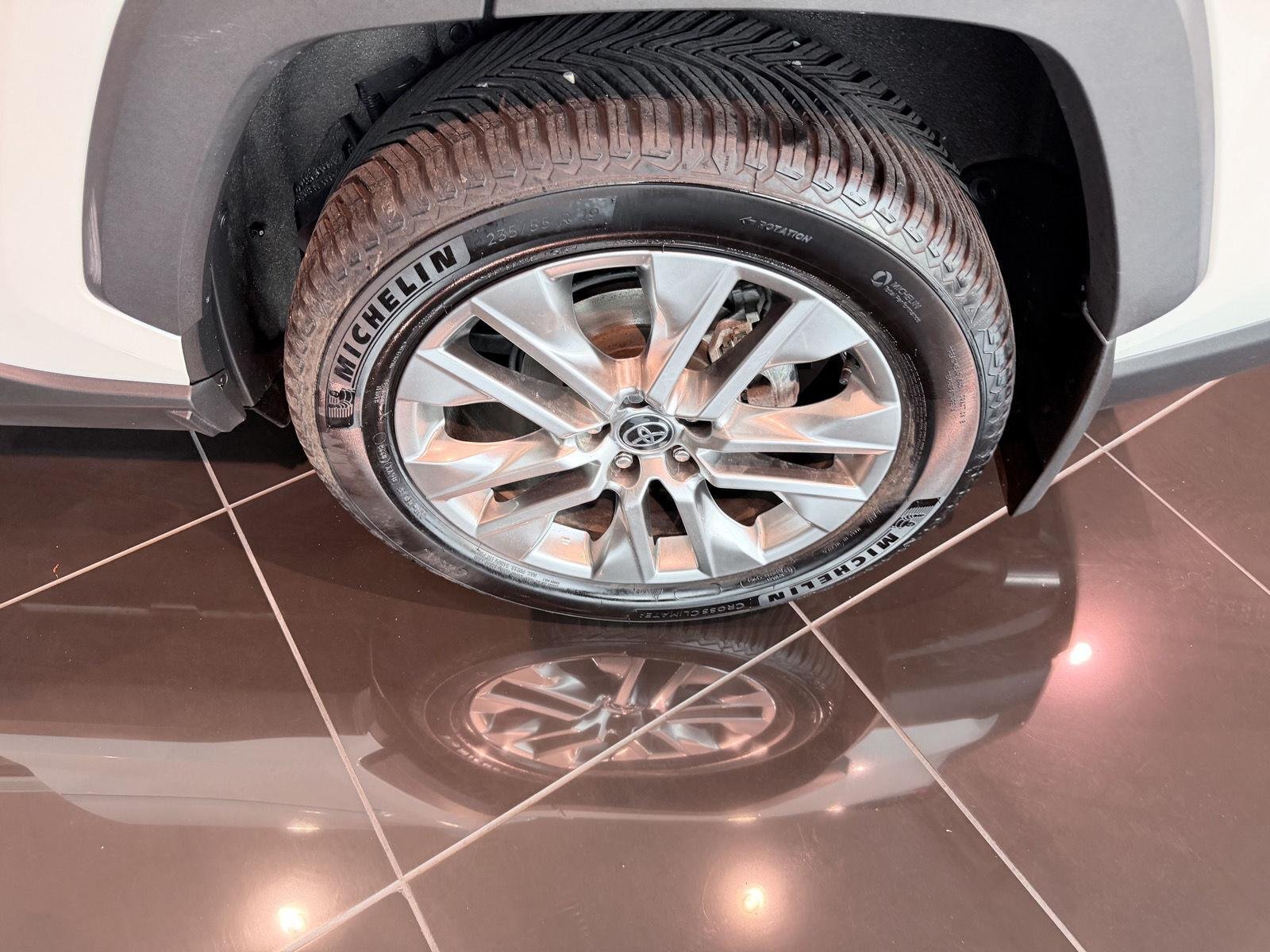 Used 2024 Wind Chill Pearl Toyota XLE Premium image 48