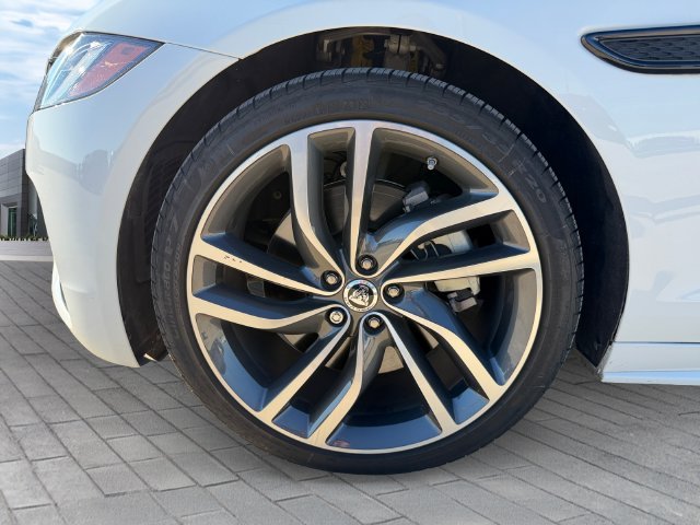 Used 2024  Jaguar R-Dynamic SE image 9