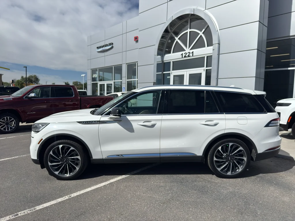 Used 2023 Pristine White Metallic Tri-Coat Lincoln Reserve image 2