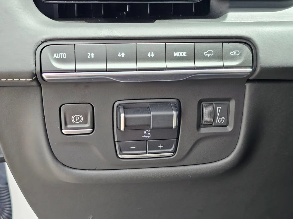 Used 2021 CRYSTAL WHITE TRICOAT Cadillac Sport Platinum image 27