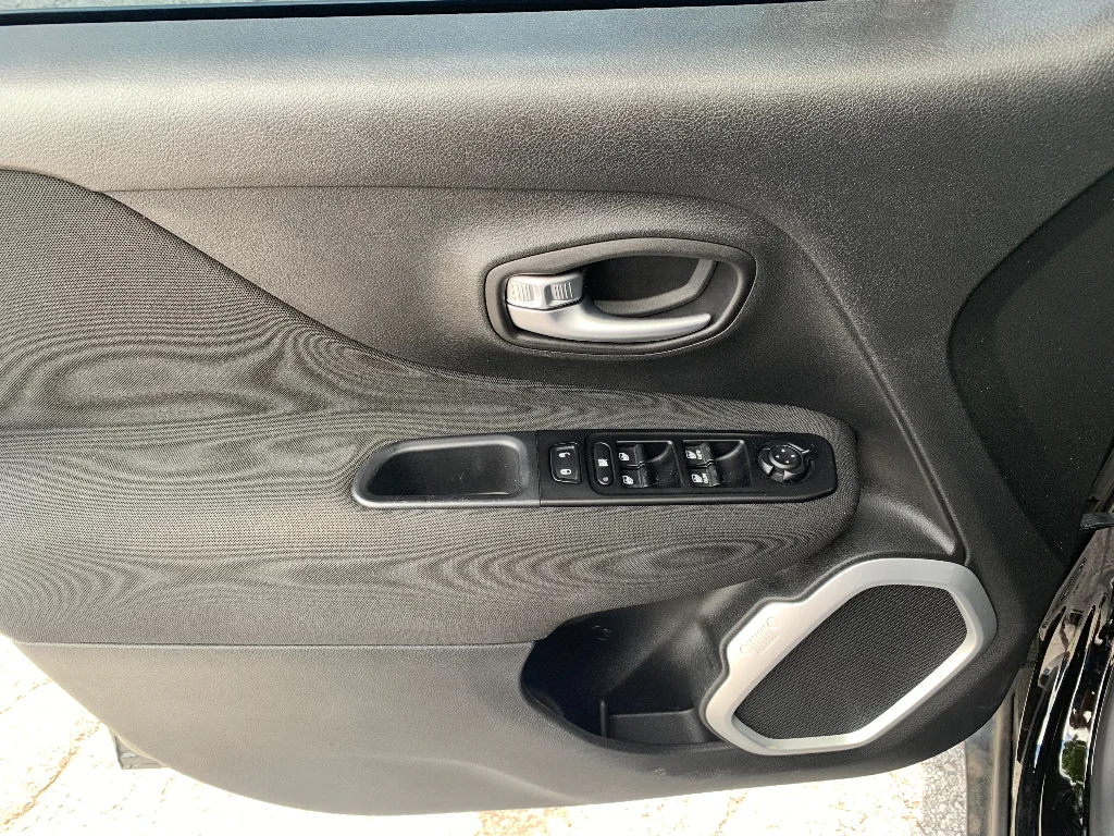 Used 2021 Black Clearcoat Jeep Latitude image 10