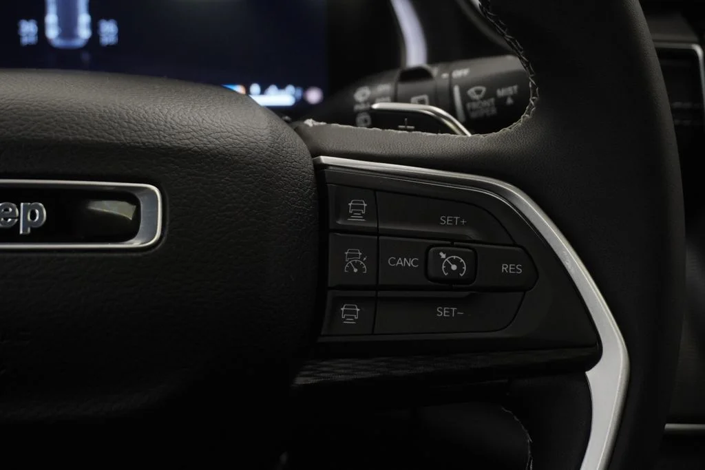 Used 2025 White Jeep Laredo X image 37