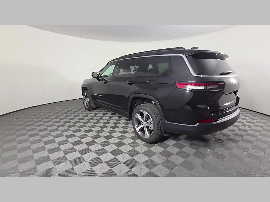 New 2026 Diamond Black Crystal Pearl-Coat Exterior Paint Jeep Limited image 30