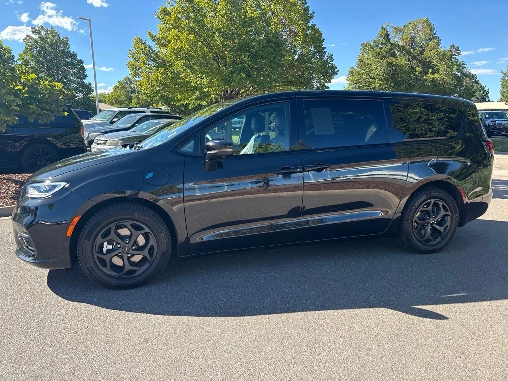 Used 2023 Black Chrysler Touring L image 2