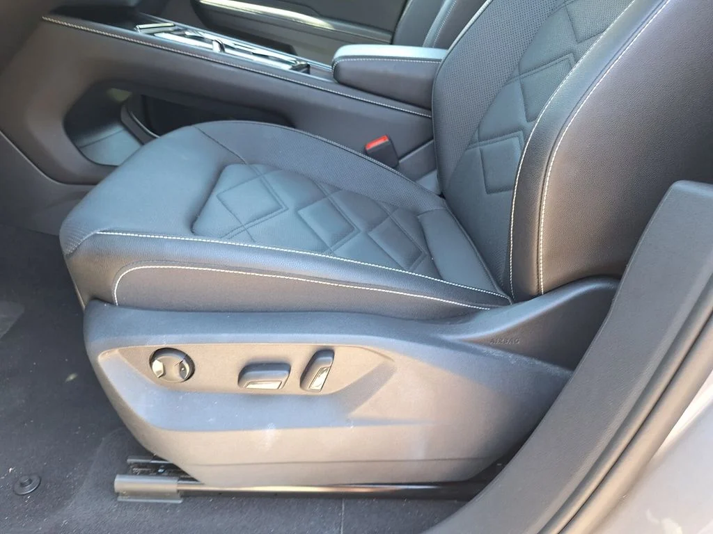 Used 2025  Volkswagen 2.0T SE w/Technology image 30