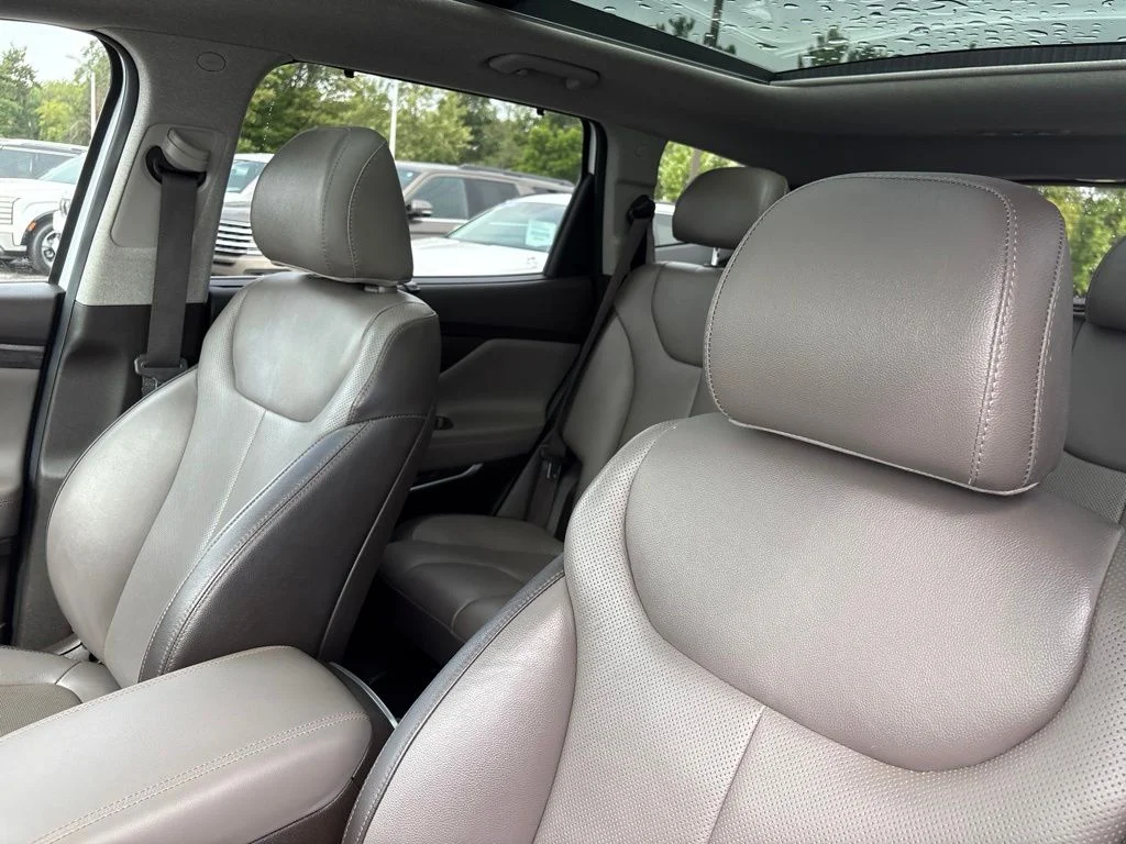 Used 2020 Quartz White Hyundai Limited image 13
