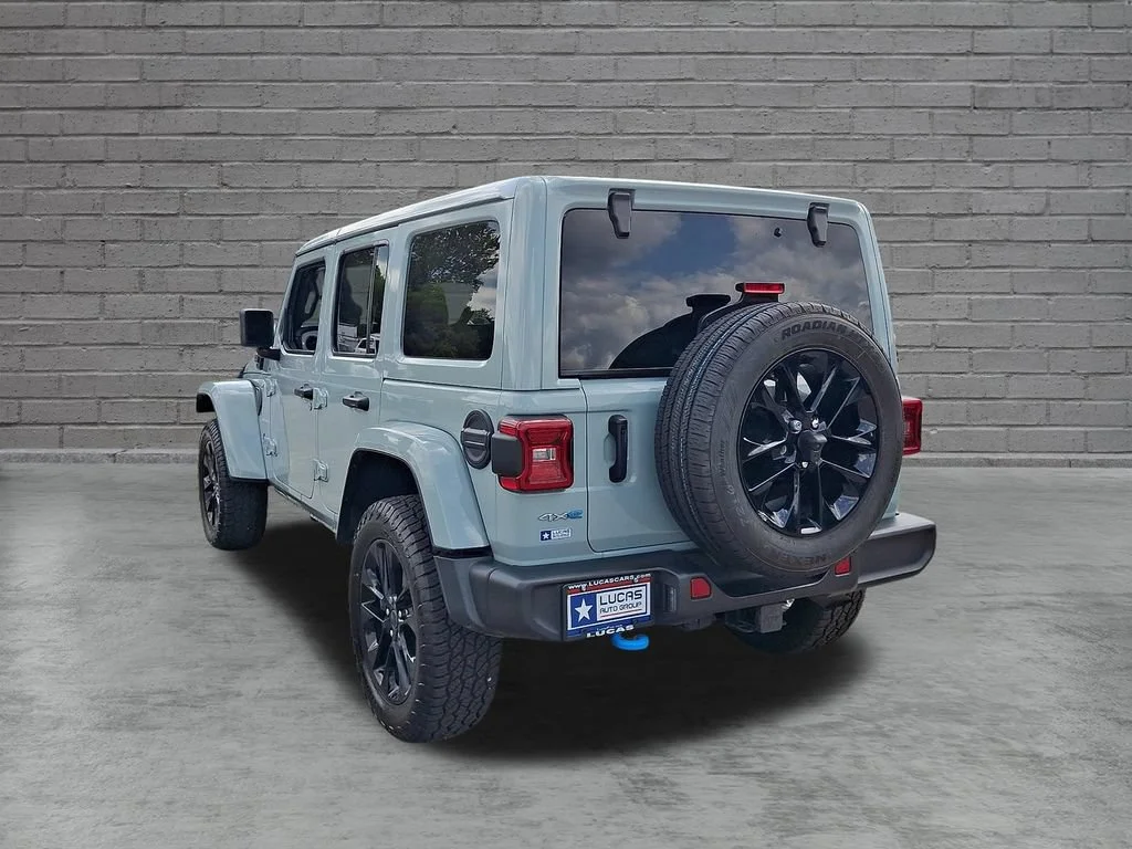 Used 2024 Earl Clearcoat Jeep Sahara image 9