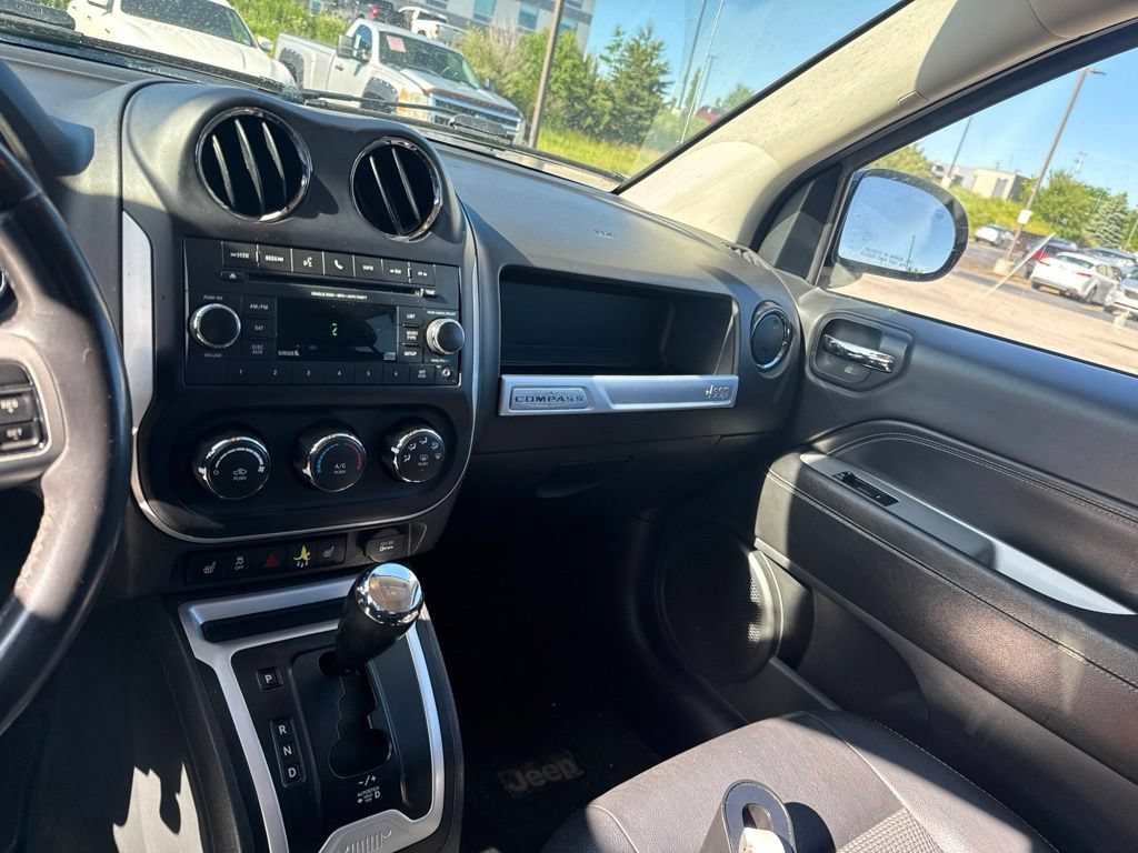 Used 2016  Jeep Latitude image 29