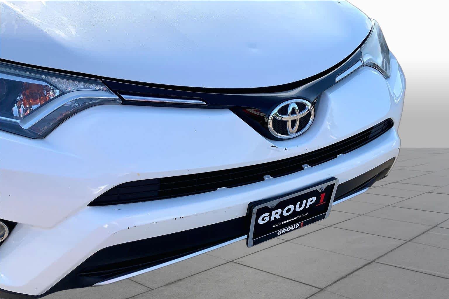 Used 2016 Super White Toyota XLE image 27