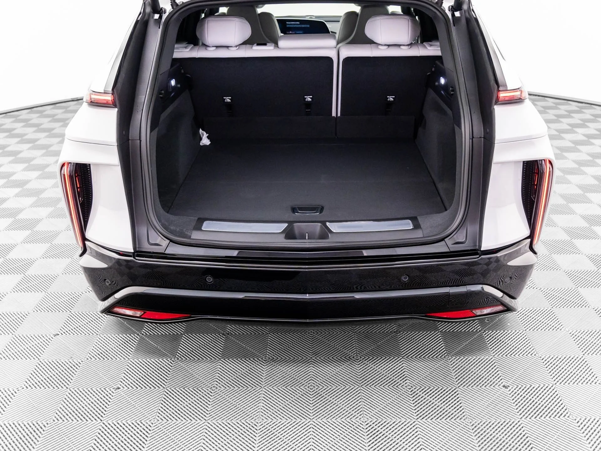 Used 2025 White Cadillac Sport image 22
