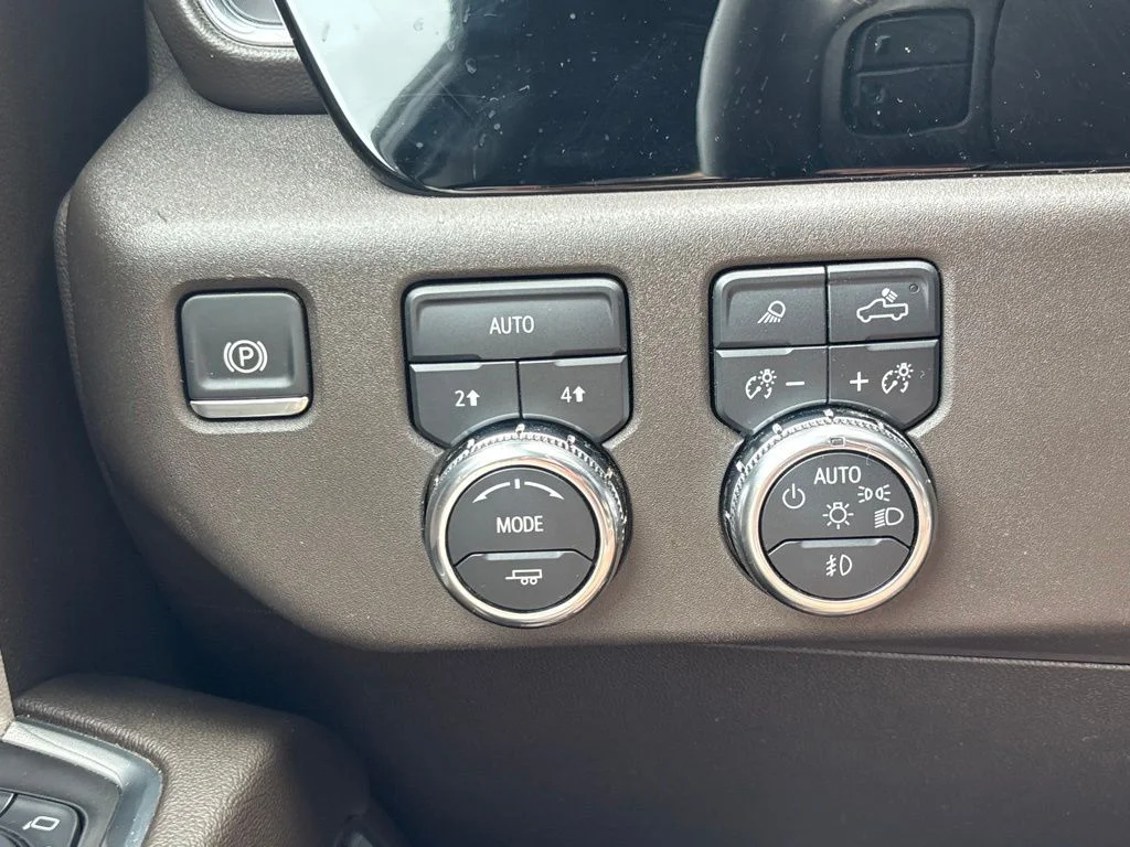 Used 2025 Black GMC SLT image 26