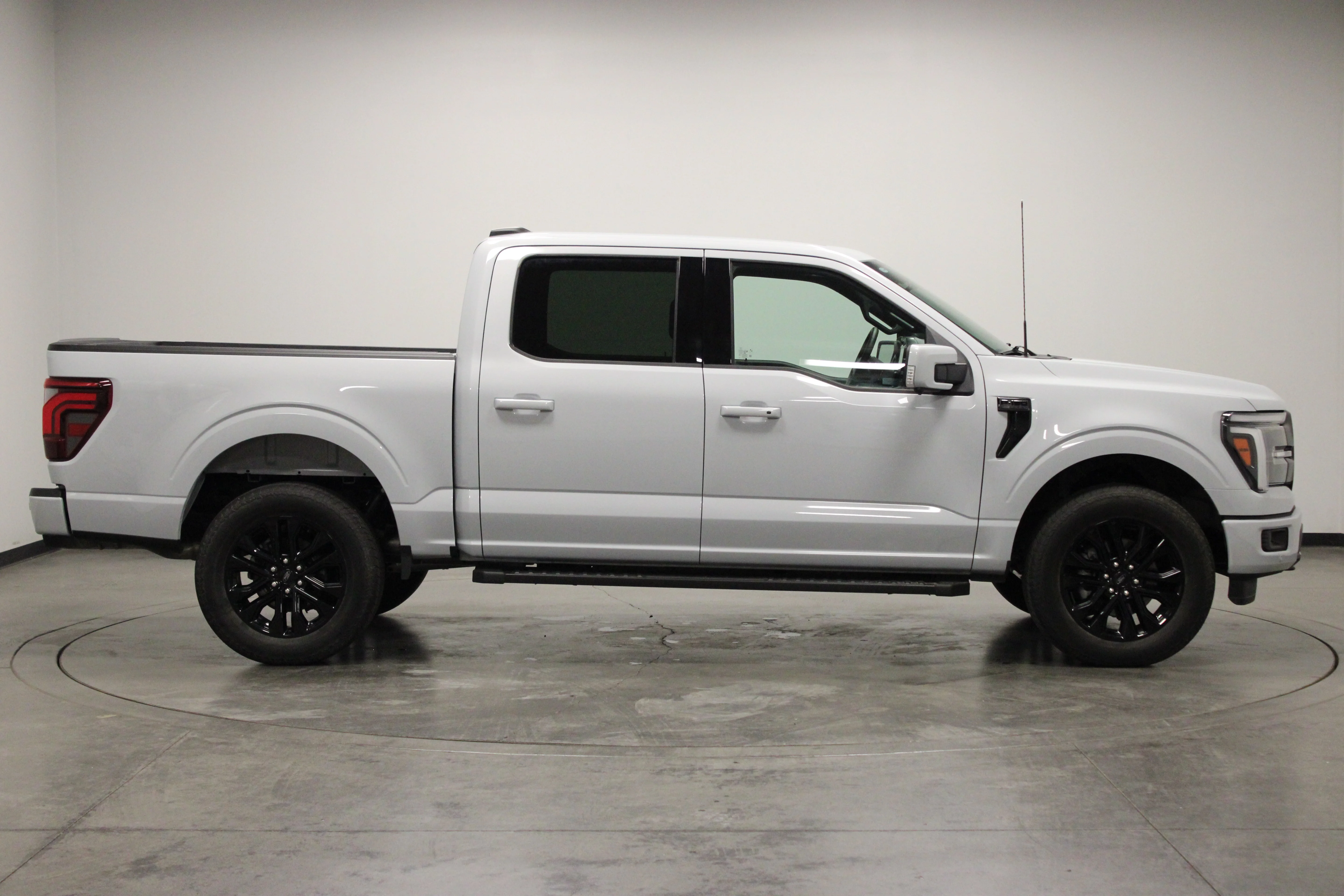 Used 2025 Space White Metallic Ford LARIAT image 9