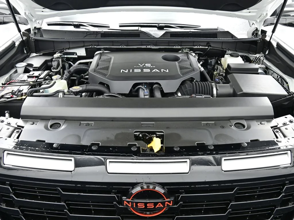 New 2025 2t Wht Blk Nissan PRO-4X® image 27