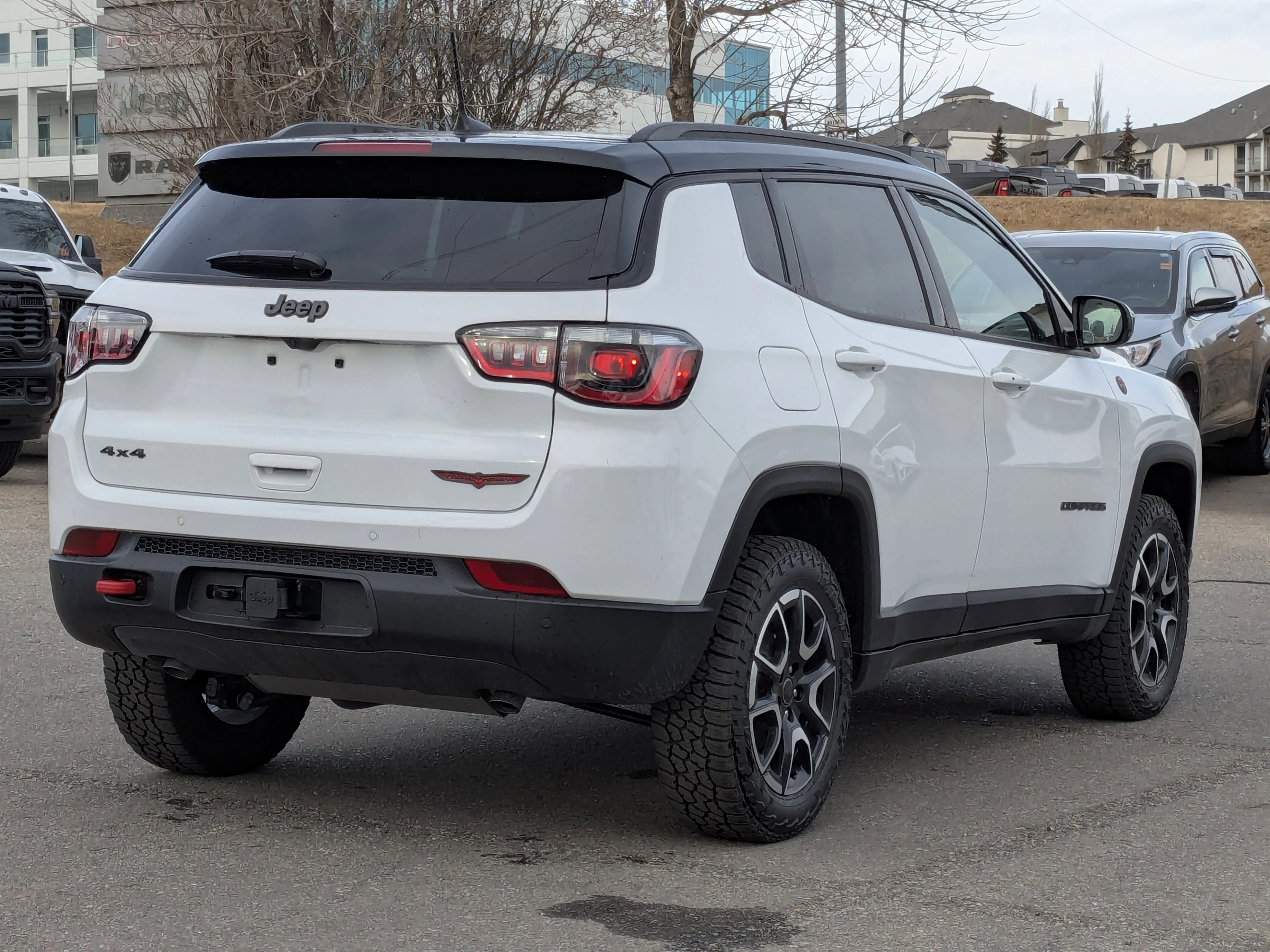 New 2026 White Jeep Trailhawk - Sun Sound & Nav Group - Pano Roof - Alpine Speakers image 8